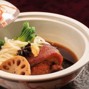 Sizzling pork soup with noodles