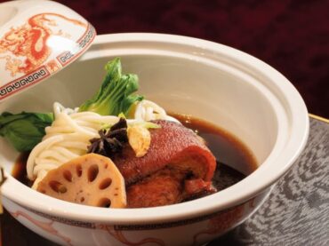 Sizzling pork soup with noodles