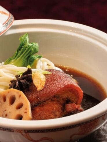Sizzling pork soup with noodles