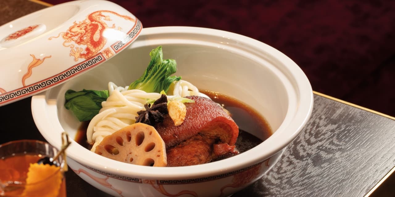 Sizzling pork soup with noodles